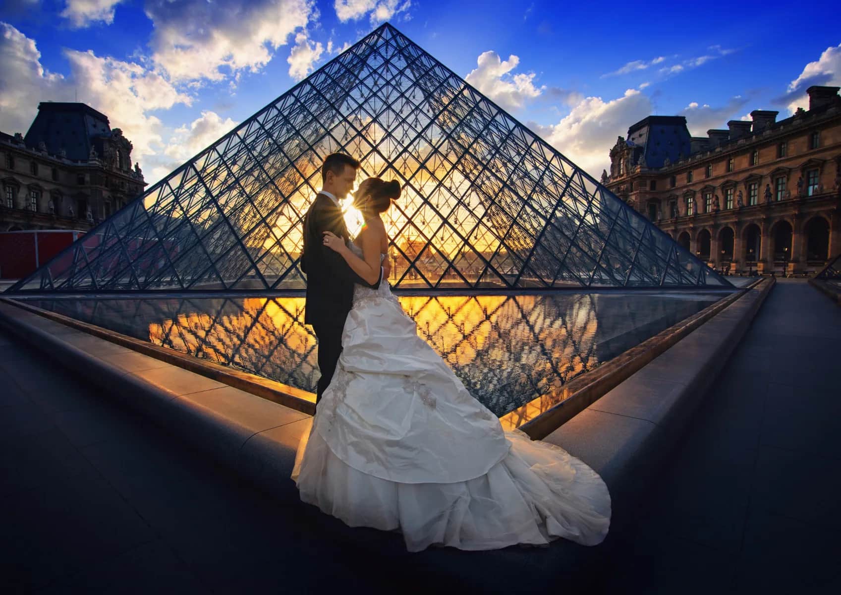 Louvre couple