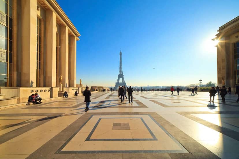 Fake Photographers at the Trocadéro: How to Spot Them and Book Safely